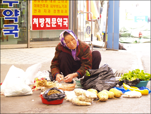 재래시장은 이 할머니의 삶의 터전이다. 